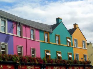 A Kenmare, Irlande, sans doute y a-t-il autant de couleurs sur leurs maisons pour leur faire oublier le gris du ciel... (pas ce jour-là d'ailleurs!)