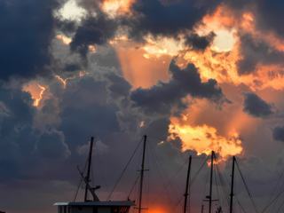Un coucher de soleil tourmenté au port de Paphos à Chypre ... Et pour ne rien vous cacher, nous sommes rentrés, à l'hôtel, mouillés de la tête aux pieds Loll