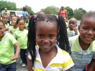 ZIMBABWE : Un des plus beaux sourires du monde dans un des pays les plus pauvres du monde !! Respect  !