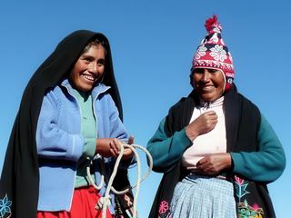 Dernière vision des visages illuminés de nos hôtes lorsque nous les quittons sur le lac de Titicaca, Pérou.