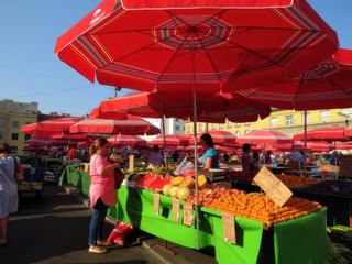 Un marché riche en couleur au centre de Zagreb en Croatie