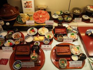 je me lance : vitrine d'un restaurant japonais à Tokyo.
Ah…la gastronomie Japonaise !
