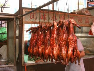 Des canards laqués à la devanture d'un restaurant. Vous choisissez, on vous le prépare et vous mangez. (Yunnan Chine)
Bon appétit!