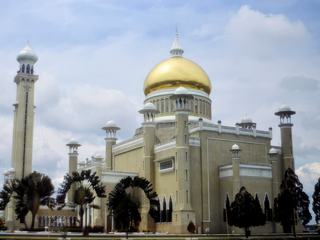 La mosquée Omar Ali Saifuddin à Bandar Seri Begawan (Brunei) dont le dôme est entièrement recouvert d'or pur. Grandiose, elle est bâtie avec les plus beaux et les plus couteux matériaux du monde : marbre de Carrare, granit rose de Shanghai, vitraux de Londres. À l'intérieur se trouvent des chandeliers de cristal d'Angleterre, des tapis d'Arabie Saoudite, un plafond incrusté de nacre et même un ascenseur. Cette photo date d'il y a 30 ans ...