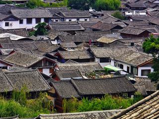 La vieille ville de Lijiang (Yunnan, Chine) fut crée aux XIIIème siècle. Détruite en 1996 par un tremblement de terre, elle fut reconstruite à l'identique grâce à son classement au patrimoine mondial de l'humanité.