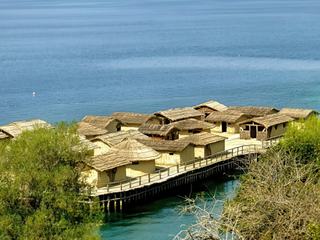 Toits de chaume pour ce village sur pilotis de Trpeytsa sur le lac Ohrid en Macédoine.