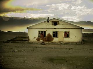 En 2015, je suis partis a velo de Mongolie dans le but de rejoindre le Tadjikistan.

Cette photo a ete prise pres du lac Karakul au Tadjikistan a une altitude de 4000m au dessus du niveau de la mer.

Une petite maison abandonee de tout au milieu de nulle part.