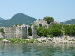 MONTENEGRO : Maisons abandonnées sur les rives du lac Skadar suite au tremblement de terre de 1979. Ce lac dont 1/3 de la surface baigne l'Albanie a une superficie qui varie de 530 à 370 Km2 selon les saisons. Il a été décrété parc national en 1983 et est une des plus grandes réserves aviaires d'Europe avec les derniers pélicans du continent.