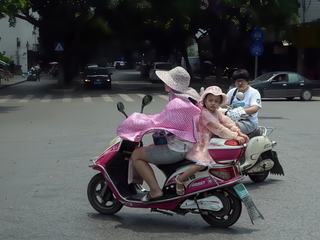 Dans les rues de Yangshuo quelque part en Chine