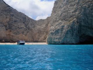 La plage du naufrage sur l'île de Zante, en Grèce, pour une fois vue au niveau de la mer.