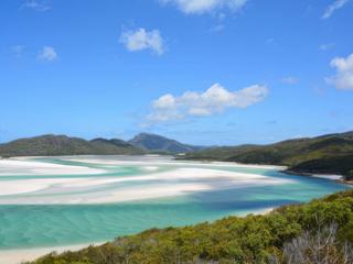 Plage de Whitehaven sur les Iles Whitsundays en Australie. Photo prise en marrée basse, ce qui offre une palette de couleur un peu irréaliste. L’eau était tellement transparente que nous pouvions voir les raies nager sans même avoir besoin de mettre la tête sous l'eau.