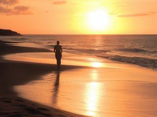 Courir à la tombée de la nuit sur une plage entre Sainte Rose et Deshaie en Guadeloupe.