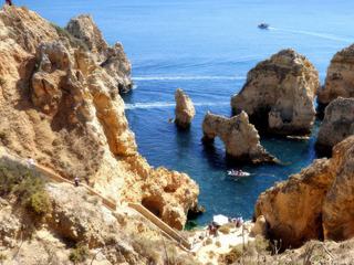 PORTUGAL : Ponta da Piedad à quelques kilomètres de Lagos en Algarve. Toute la côte de cette partie du Portugal est parsemée de ces roches. A découvrir bien sûr de préférence à pied par le sentier côtier.