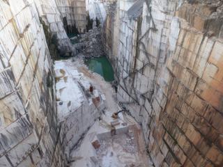 Intérieur d'une carrière de marbre de 30 mètres de profondeur à Estremoz (Portugal), au pied d'un cimetière.