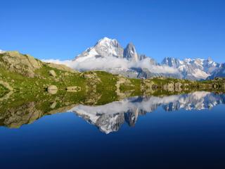 Reflexion miroir sur les Lacs des Chéserys du magnifique massif rocheux du Mont-Blanc.