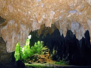 Roches dans la grotte de la Reine Hortense à l'île aux pins en Nouvelle Calédonie.