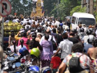 Ubud, Indonésie. Une foule s'amasse pour suivre le cortège des funérailles qui sont célébrées là-bas comme une fête.