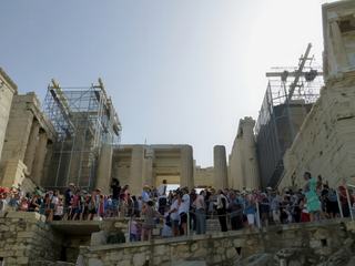 L'Acropole s'élève au centre d'Athènes, qu'il semble dominer de par son histoire séculaire.
Ce site touristique est l'un des plus visité du monde.