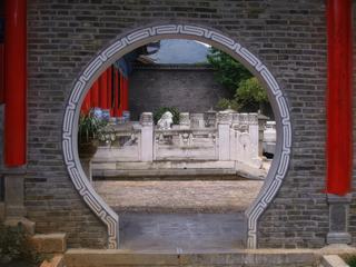 Une des portes à l'intérieur de la résidence de la famille Mu (18ème siècle) à Lijiang (Yunnan, Chine)