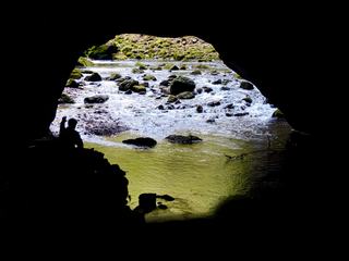 En Slovénie, les terrains karstiques sont partout, ici à la sortie d'une grotte où coule une rivière souterraine que nous avons suivie, au milieu de nulle part...