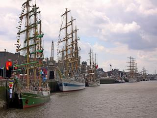 Visite de courtoisie au port d'Anvers (Belgique)... en tête le von Humboldt (d'après le célèbre explorateur à la vie très très agitée, au réel comme au figuré) puis le Mir (Monde de la Paix en Russe) de St Petersbourg et finalement le Dewaruci (seigneur des océans dans la mythologie Indonésienne) de la marine Indonésienne...