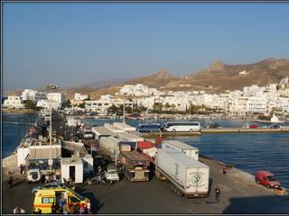 L'agitation à la sortie du Ferry sur la port de Naxos (Grèce). Photo prise depuis le ferry. En septembre nous y descendrons !
