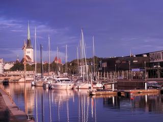 Flânerie au petit matin sur les quais du port de Tallinn en Estonie, au bord du golf de Finlande.