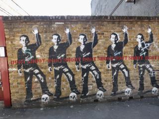 A Londres, dans le quartier de Shoreditch renommé pour le street art. Une oeuvre de Bambi (qui se dit la femme de Banksi ...)