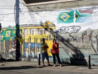 Les brésiliens sont tous fans de football... cela se voit jusqu'aux arrêts de bus comme ici à Rio de Janeiro!
