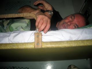 Lors du trajet  de nuit entre HUE et HANOÏ(630 kms et 16 heures de voyage) dans ce train de 1930 le confort de la couchette est vraiment "spécial" mais cela à fait pour moi et mon épouse des moments inoubliables de notre voyage au VIETNAM.
Seul train a traverser le pays du nord au sud en 36 h et 1200kms..Expérience a faire  lors d'un voyage dans ce pays mystérieux en beaucoup de points.
Cette traversée en train laisse au voyageur des images magnifiques surtout au petit matin au lever du soleil dans la campagne et les rizières qui s’éveillent.
Mais pas facile de dormir malgré le roulis des wagons qui nous berce, le souvenir qui me reste à l'esprit est une nuit blanche à compter les arrêts en gare tous les 50 kms et nos traversées du wagon aux fenêtres a regarder le paysage au moins de ce que l'on pouvait en voir avant que le jour se lève.