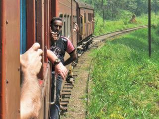 Une petite balade en train rustique au Sri Lanka. Ce jour là, il fait très chaud et chacun prend l'air comme il veut alors, on sort un bras, une tête où le corps entier.
