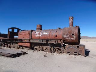 Un cimetière de train à l'entrée d'Uyuni en Bolivie ; ce train a du traverser le célèbre salar à plusieurs reprises durant sa longue carrière.