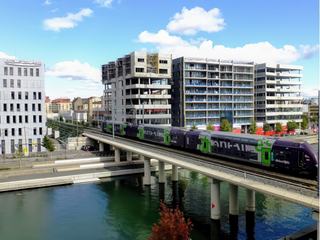 Cohabitation entre le rail, un moyen de transport,  et l'habitat urbain ... Peut être le début d'un beau voyage pour certains?