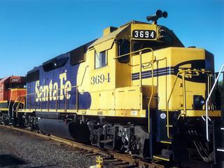Etats-Unis (Nouveau Mexique) Train avec motrice B40-8 de la Burlington Northern and Santa Fe Railway (BNSF Railway) pris en 1997 sur la ligne de Santa Fe à Carlsbad.