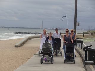 Des mamans en balade à Melbourne ; ce n'est pas la photo la plus dépaysante, mais je n'ai rien trouvé de mieux...
