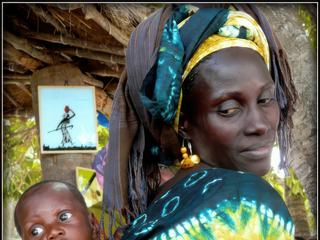 Ile de Karabane - Casamance Sénégal janvier 2009. Tendresse du regard d'une maman vers son bébé.