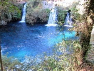 "Los ojos del Caburga" sont des cascades dans la région volcanique de Pucon et Villarica au Chili. Les eaux sont d'un bleu intense.