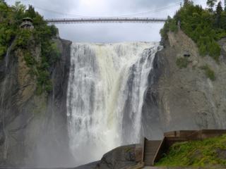 Lorsque l'on voyage au CANADA bien sûr on va découvrir les majestueuses chutes du NIAGARA. Mais on traversant la province du QUÉBEC, il est impossible de ne pas aller voir la "CHUTE DE MONTMORENCY" moins connue mais on découvre la aussi un site merveilleux...
 On accède à un pont suspendu  par un escalier de 457 marches
et on peut traverser au dessus d'une falaise d'eau de 83 mètres de hauteur (34 de plus qu'à NIAGARA) sur une largeur de 75 mètres. Elle se déverse dans le SAINT LAURENT dans un bassin de 17 mètres de profondeur avec un bruit impressionnant.
 SPECTACLE GARANTI ....
