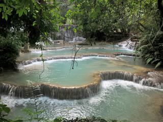 Mon premier choix était les Dunns River Falls en Jamaïque... mais il est pratiquement impossible d'avoir un cadrage sans touristes... j'ai hésité entre les chutes d'Iguazu version brésilienne et les Kouang Si Falls au Laos que voici.

Une suite de cascades bleu poudre qui nous ont bien rafraichi... eaux très froide à la baignade.

Prise lors d'une virée de 2,5 mois entre Thailande - Birmanie - Laos - Cambodge.