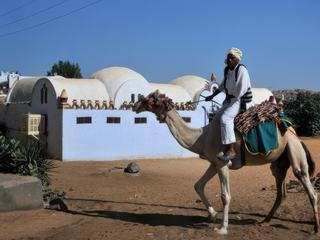 Dans un petit village du sud-est Sahara près de la frontière Égypte-Soudan. Ces tribus sont comme une transition entre le monde arabe et l'Afrique noire. Hospitalité hors du commun. Reçu comme des rois dans les campements bédouin hors du village.