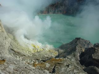 JAVA (Indonésie) 2013  Volcan KAWA  IJEN (2386 m) et son lac d'acide le plus grand du monde. On y rencontre les courageux porteurs de soufre. Le site est superbe, grandiose, impressionnant, sorti des entrailles de la terre . C'est UNE FORCE DE LA NATURE.