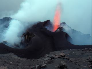 On le dit « effusif », c’est l’un des plus actifs d’Europe. Très jeune dans la petite famille des volcans de l’archipel qui l’abrite, il nous nargue du haut de ses 923 mètres et ses 40.000 ans (tout de même !). Et depuis bientôt 3.000 ans, il est en activité constante (quasi permanente). Alors, il est où ce joli monstre qui a même donné son nom à un certain type d’éruption ???
