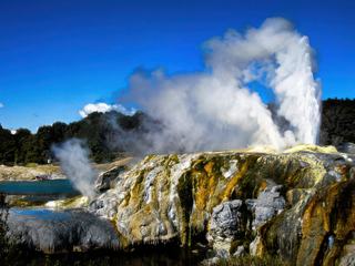 A Rotorua, Nouvelle-Zélande, les forces de la nature s'expriment de tous côtés. Ici par un magnifique geyser en pleine ville.