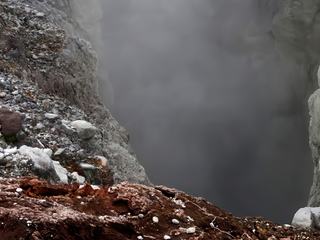 Au bord du gouffre. 
La soufrière, la Guadeloupe, février 2016.