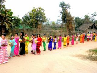MYANMAR 2017 (ex BIRMANIE Asie du Sud Est)
Cérémonie du NOVICIAT. Plusieurs fois l'an les jeunes garçons birmans de 7 à 14 ans doivent satisfaire à ce rituel obligatoire. Ils doivent pendant une période de 8 jours minimum se rendre dans un monastère pour s’imprégner du BOUDDHISME et afin de décider en toute connaissance de cause s'ils désirent devenir moine.
Le sujet de ma proposition montre que lors de la présentation des enfants a BOUDDHA un défilé de jeunes filles dans les villes et villages en costume suit la cérémonie et à la queue leuleu fleurs et offrandes sont apportées au monastère pour honorer BOUDDHA.