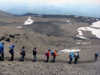 Mai 2016, descente de l'Etna par zéro degré et fort mistral, vue dégagée. Les uns derrière les autres, en file indienne toute encapuchonnée, nous préservons les distances de sécurité, car si l'un trébuche, c'est culbute assurée pour plusieurs. Rassurez-vous, notre queue leu leu s'est bien tenue.