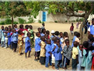 2007- Sénégal 
Dans une école du village de Nianing. Les enfants bien sage attendent en rang pour rentrer en classe.