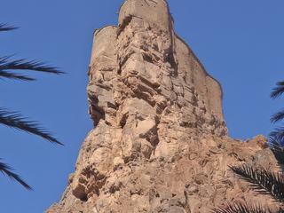 L'Agadir d'Aglouy au sud du Maroc. Ce grenier fortifié, construit sur un piton rocheux était imprenable en cas de razzia. Chaque habitant y possédait une pièce, parfois minuscule, pour y entreposer ses biens les plus précieux. Pour les récupérer, il devait s'adresser à un gardien qui seul avait la clef du lieu, fermé par une grosse porte. Les agadirs étaient considérés comme les ancêtres des banques !