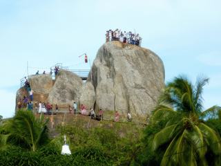 Sri Lanka 2016. Rocher de Mihintale près de la ville d'Anuradhapura au centre nord du Sri-Lanka, du haut de ce rocher perché magnifique vue sur la forêt très verte, sur le temple et le grand Bouddha blanc.