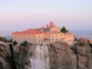 Dans les Météores au nord de la Grèce, les monastères chrétiens orthodoxes sont perchés au sommet de falaises et pitons rocheux gris sculptés par l'érosion.